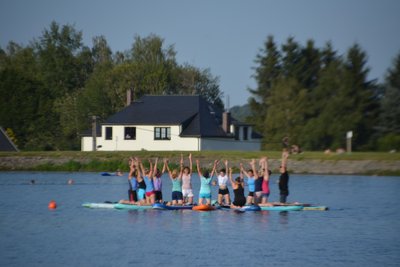 Yoga auf dem Stand-up-Paddel, aber auch ganz normales Baden sind am Großhartmanndorfer Teich kostenlos.