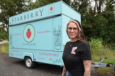 Mit ihrem zum Starberry-Wagen umgebauten Anhänger ist Maria Peter seit acht Jahren unterwegs. Am Samstag verkauft sie Cocktails und andere Getränke.