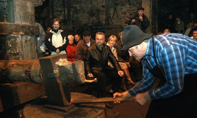 
              <p class="artikelinhalt">Im "Frohnauer Hammer" wurde während der Museumsnacht das Eisen für eine Sonnenuhr geschmiedet. Zahlreiche Gäste sahen Bernd Schreiter bei der Arbeit zu.</p>
            