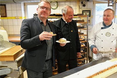 Bäckermeister René Buschmann (r.), OB Sven Krüger (l.) und Uwe Nitschke vom HFBHK kosten den Riesenstollen vor.