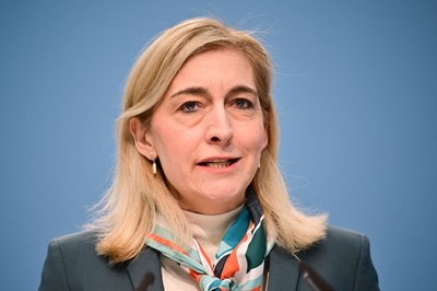 Ministerin Warken setzt auf Ausgabenbremsen und zusätzliche Einnahmen. (Archivbild)