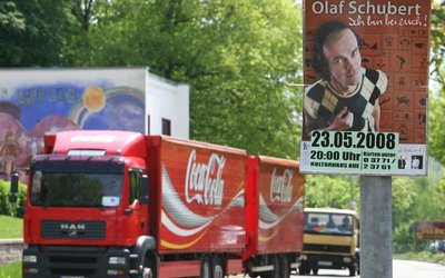 <p class="artikelinhalt">Kabarettist Olaf Schubert wirbt mit "Ich bin bei euch" an der Auer Dr.-Otto-Nuschke-Straße. Als Künstler ist er derzeit eine Minderheit - die meisten Lichtmasten tragen Politiker- und Parteiplakate.</p>