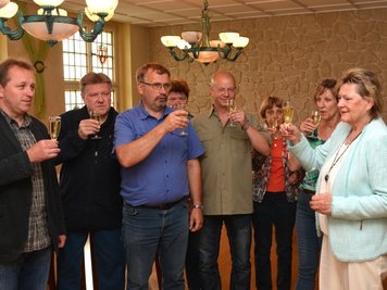 Nach der Verkündung des Ergebnisses stieß Amtsinhaberin Renate Naumann (CDU, rechts) mit Mitarbeitern, Freunden und Unterstützern auf ihre Wiederwahl an.