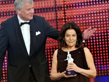             Hannelore Elsner bei der Verleihung des Bayerischen Filmpreises (2011), neben ihr Horst Seehofer.