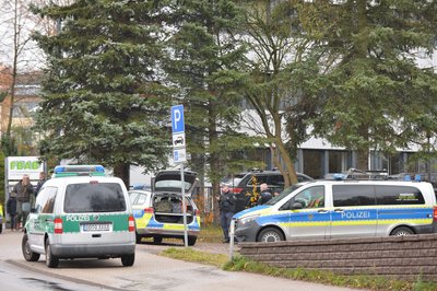 Eine unmittelbare Gefahr schien am frühen Nachmittag nicht zu bestehen. Die Berufsschüler konnten das Gebäude verlassen.