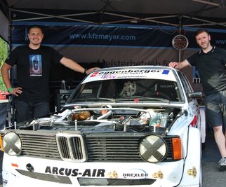 Doppelte Mechanikerfahrung am Boliden mit der Doppel-Niere: René Escher und Andreas Lein (r.) kümmern sich im Fahrerlager um den BMW. 