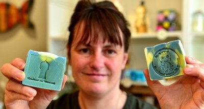 Die erste mittelsächsische Naturseife hat Madlen Seigerschmidt gesiedet. In der gläsernen Manufaktur ihres neuen Ladens will sie zukünftig zeigen, wie Seife hergestellt wird. 