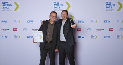 Sie halten den KfW Award Gründen 2022 in den Händen: Dr. Ingo Röver und Dr. Wolfram Palitzsch (v. l.) wurden mit ihrem Unternehmen Lux-Chemtech Landessieger Sachsen und zugleich Bundessieger. 