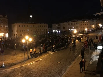 Die Versammlung an diesem Montag lockte wieder deutlich mehr Personen in die Innenstadt.