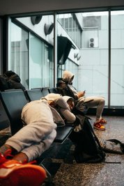 An Flughäfen kann man überall schlafen - wie Niners-Spieler Kevin Yebo hier eindrucksvoll demonstriert.