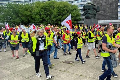 Rund 500 Beschäftigte aus dem Groß- und Einzelhandel zogen am Freitag durch die Chemnitzer Innenstadt. Sie fordern höhere Löhne. 