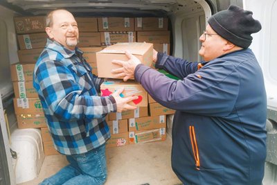 Hartmut Reh und Frank Richter verluden die 190 Päckchen für benachteiligte Kinder in Osteuropa.