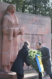  Die Chemnitzer Oberbürgermeisterin Barbara Ludwig erinnerte unter anderem mit Auszügen aus Zeitzeugenberichten an die Geschehnisse vor 75 Jahren.