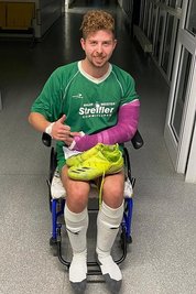 Eispiraten-Sprecher Aaron Frieß verlässt das Krankenhaus mit einem Gipsverband. 