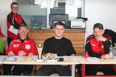 Beste Stimmung am Kampfrichtertisch des TSV Penig: Cheforganisator Mike Franke, Hallensprecher Nils Oschatz und Marco Siegert, der TSV-Co-Trainer (v. l.) mit den Trophäen des C-Jugend-Turniers.