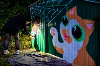 Die Arbeiten dauerten bis in die Nacht: Eine orangene Katze aus der Nachbarschaft wirbt jetzt auch am Schuppen für den Club.