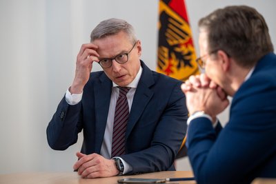 Der Digitalminister Karsten Wildberger ist ein Neuling in der Politik. In der Wirtschaft hatte er verschiedene Führungspositionen inne.