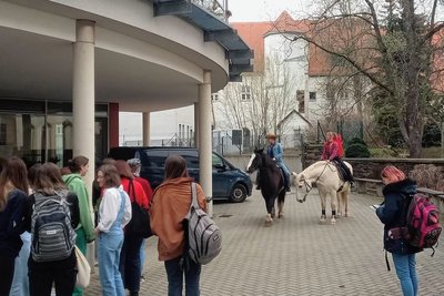 Ankunft am Albertinum nach gut einer Stunde: Lotta Luise auf Quinny (r.) und ihre Schwester Hella Marie auf Brenda. 