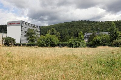 Auf dieser durch Abriss freigewordenen Fläche an der B 101 in Schwarzenberg soll das Jugendzentrum entstehen – so die 2020 fixierte Absicht. Auf der anderen Straßenseite befinden sich der Porsche-Firmenstandort und das Rathaus.