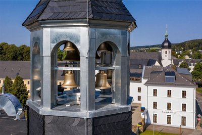 Im Turm des ehemaligen Kaiserlichen Postamtes, unweit der Stadtkirche, sind die 18 Bronzeglocken untergebracht.