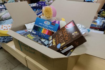Spielzeug, Schreibwaren und vieles mehr stecken in den Überraschungspaketen bei der Aktion „Kinder helfen Kindern".