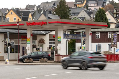 Die hohen Spritpreise bringen Autofahrer und Tankstellenbetreiber gleichermaßen in die Bredouille.