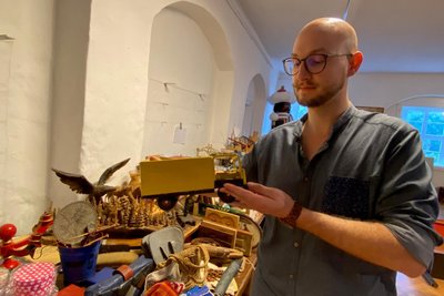 Museologe Felix Rossmann hat den Fundus sorgfältig sortiert. Ein Teil kann entsammelt werden.