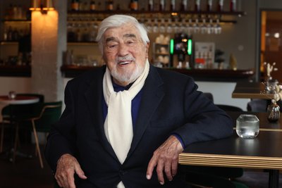 München, im Dezember 2023: Mario Adorf im Cafe des Arri-Kinos.