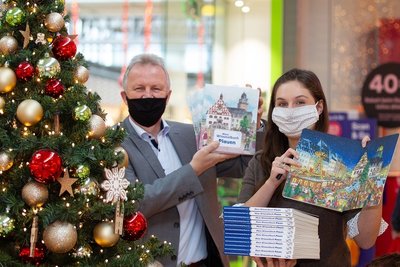 Peter Kober, Chef des Dachverbands Stadtmarketing, und Illustratorin Sarah Pilz freuen sich über das Plauener Wimmelbuch.