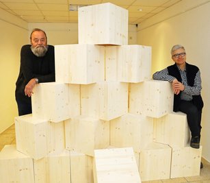 Matthias Scheiber (rechts) und Jürgen Szajny vor den Holzwürfeln, die Künstler aus ganz Sachsen zur individuellen Gestaltung erhielten. 