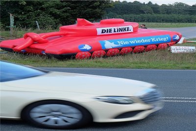 Der Friedenspanzer hat eine zugeknotete Kanone.