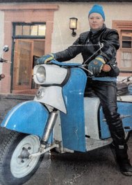 Der blaue Troll samt Anhänger war viele Jahre ein Hingucker auf dem Schlosshof. Der Roller wurde bis 1964 produziert. 
