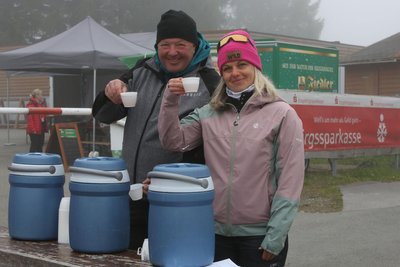 Heißgetränke an einem kühlen Frühlingstag haben Tina Reim und Nico Orgis von der TSG Sehma am Sonntag beim Biathlon-Festival in der Skiarena am Fichtelberg ausgeschenkt.