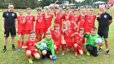 Die Brander D-Junioren freuten sich mit ihren Trainern Benjamin Schöbel (l.) und Nikolai Hebert über einen guten 6. Platz. 