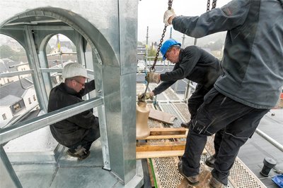Mitarbeiter eines Heidenauer Unternehmens haben das Geläut damals installiert.