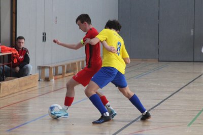 Eine Szene vom Spiel der C-Junioren zwischen dem JFV Westsachsen und VTB Chemnitz. JFV-Kapitän Julius Fett (l.) setzt sich gegen Stroem Njal durch und gewann mit seinem Team auch das Turnier.
