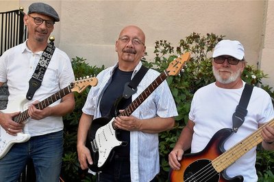 Die Band Smaragd mit (von links) Thomas Schindel, Peter Walther und Hermann Reimann spielt Pop- und Schlager-Oldies zur Freiluftmusik der Gaststätte Sachsenhofstüberl auf dem Theaterplatz Bad Elster. 