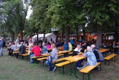 An nagelneuen Biertischgarnituren feierten die Naturfreunde von Oelsnitz am Wochenende ihr Gartenfest.