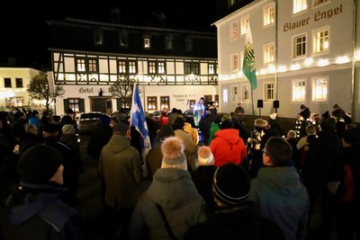 Auf dem Zwönitzer Markt versammelten sich am Montagabend rund 230 Menschen.