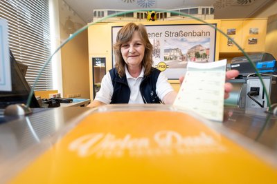 Heike Kuhnt verkauft seit Juli 1999 im Auftrag der Plauener Straßenbahn Fahrkarten. Ende Juli geht sie in Rente.