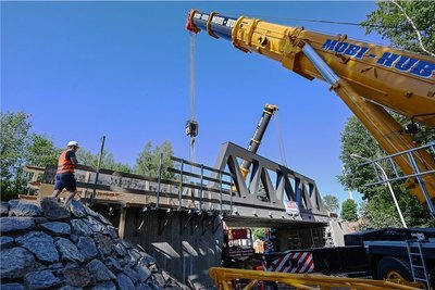 Mit Spezialtechnik wurde die neue Brücke in Position gebracht.