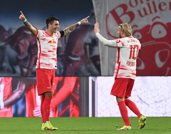 Leipzigs Mittelfeldspieler Dominik Szoboszlai (l), Torschütze des 3:0, jubelt mit Leipzigs Mittelfeldspieler Emil Forsberg, Torschütze des 2:0, über seinen zweiten Treffer. 