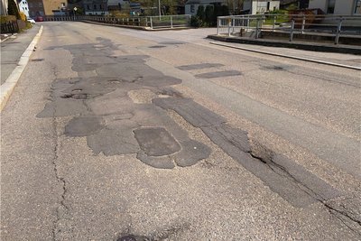 Auch die Ortsdurchfahrt Gornsdorf ist eine Staatsstraße und absolut kaputt.