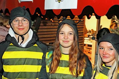 Louis, Renee und Cecilia (von links) aus der Schülerfirma "Honigbox" haben eine große Palette von Produkten der Honigbiene angeboten.