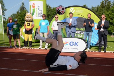 Fußball-Freestyler René Mathussek garnierte die Eröffnungsveranstaltung der 15. Vogtlandspiele in Falkenstein mit einer Showeinlage.
