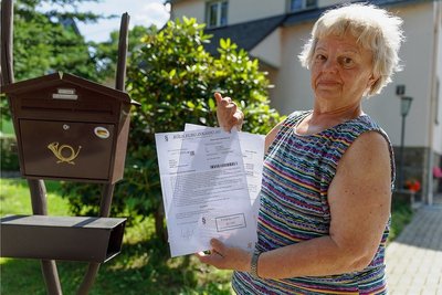 Siegrid Kampf mit dem amtlich wirkenden Zahlungsbefehl eines vermeintlichen Inkassounternehmens aus Köln. Mit dem Papier wird die Familie aufgefordert, 348,60 Euro auf ein griechisches Konto zu überweisen.