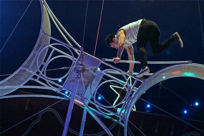 Zu den Programm-Höhepunkten gehört eine tollkühne Nummer auf dem rotierenden Todesrad.