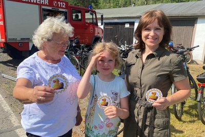 Drei Generationen beim Entenrennen in Langenrinne: Elke Franke mit Tochter Sandra Franke und Enkeltochter Shira. Shira gewann übrigens einen kleinen Preis – ihre Ente war unter den ersten 20.