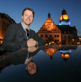 Er steckt hinter dem Lichtkonzept am Rathausturm: der Plauener Lucien Tunger mit seiner Firma LSD-Laser Show Design. Die Konstruktion hinter der Beleuchtung ist einzigartig, sagt er. 