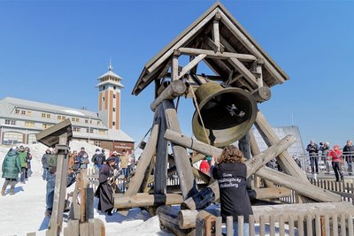 Wenn die Friedensglocke auf dem Fichtelberg geläutet wird, lockt das immer Interessenten und Schaulustige an. Das wird auch diesmal an den Weihnachtstagen und zum Jahreswechsel wieder so sein. 